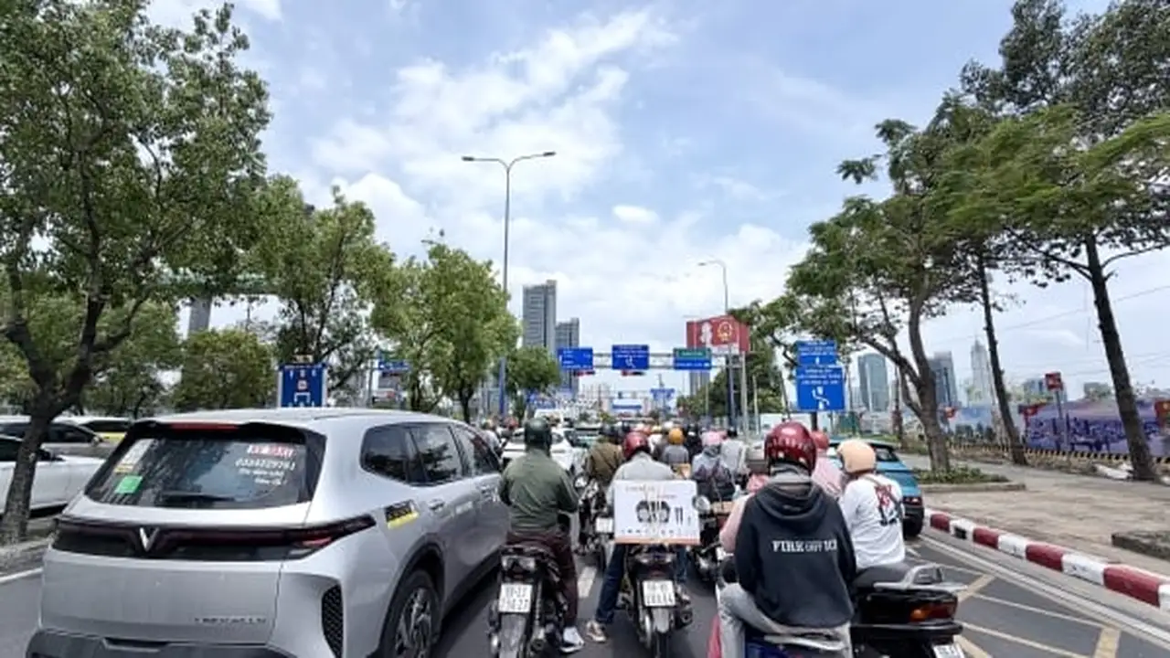 درجات حرارة تتجاوز 35 درجة مئوية في هو تشي منه يوم 25 مايو
